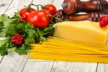 Çiğ İtalyan spagetti yığını, peynir ve sebzeli.