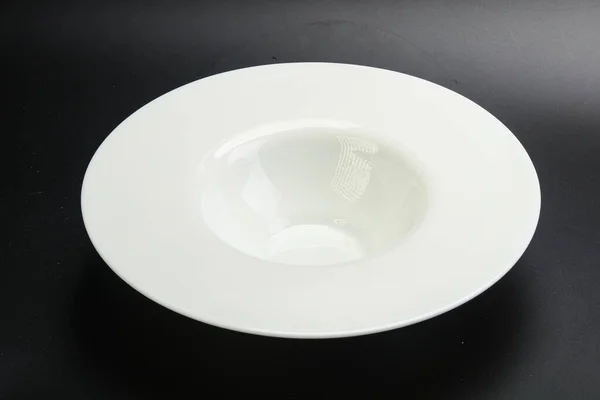 Prázdné Bílé Jídlo Pro Těstoviny Přes Černé Pozadí — Stock fotografie