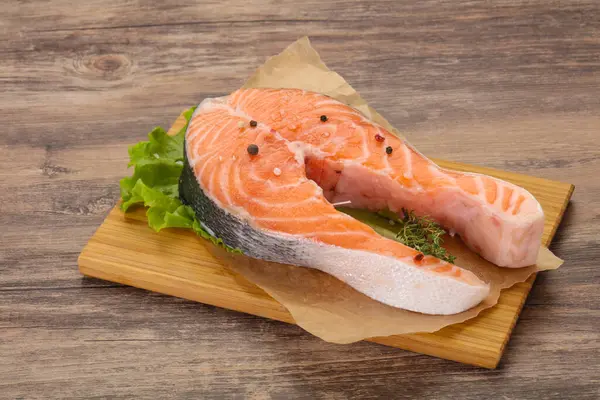 Bistecca Salmone Cruda Con Sale Pepe Pronta Griglia — Foto Stock