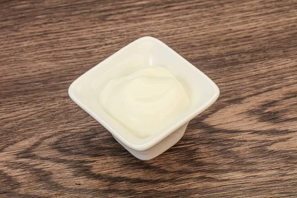 Süt ekşi krema kasede