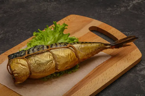 Geräucherter Leckerer Makrelenfisch Snack Über Bord — Stockfoto