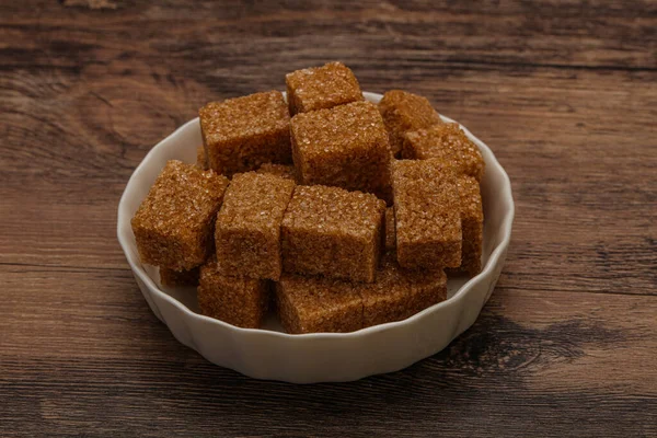 Kahverengi baston şeker yavruları kasede