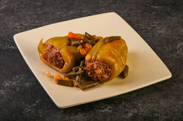 Doldurulmuş dolma dolma biber, et ve pilav.