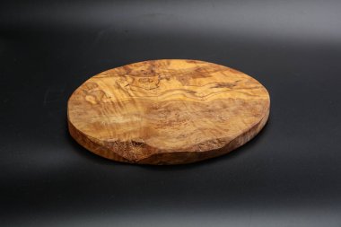 Mutfak için siyah arkaplan üzerine zeytin ağacı tahtası