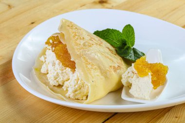 Süzme peynir ve meyve reçelli krep.