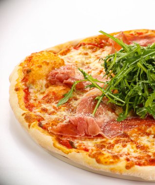 Parmalı pizza, peynir ve roka.