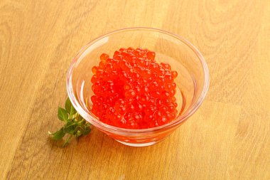 Rus kırmızı havyarı kasede.