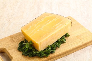 Sert parmesan peyniri.