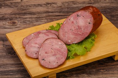 Baharatlı ve otlu füme jambon.