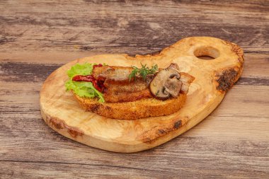 Pastırmalı, kurutulmuş domatesli ve mantarlı