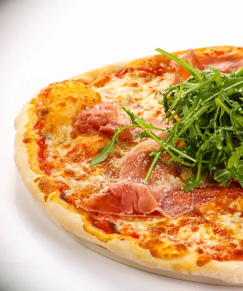 Parmalı pizza, peynir ve roka.