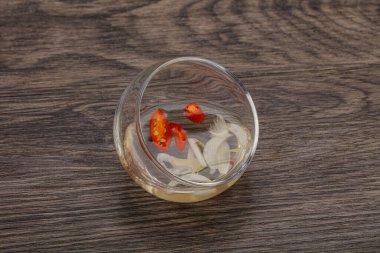 Acı biber ve sarımsaklı Vietnam sirkesi sosu.