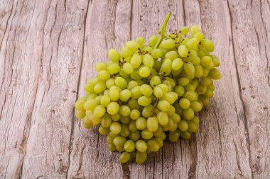 Arka planda tatlı yeşil üzüm dalı