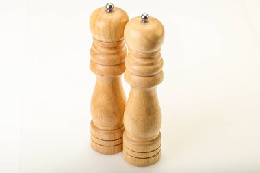 Ahşap biber ve tuz değirmeni mutfak malzemeleri.