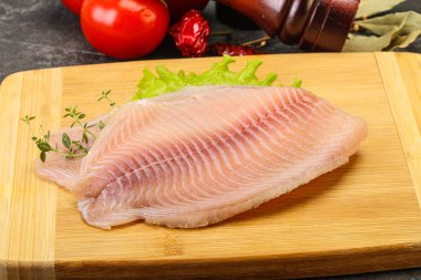 Pişirmek için çiğ tilapia balığı filetosu.