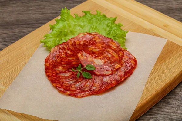 Italiaanse Traditionele Chorizo Varkensworsten Geserveerd Basilicum Bladeren — Stockfoto