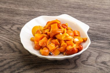 Baharatlı salamura bal mantarı kasede.