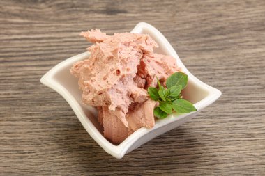 Karaciğer ezmesi kasede fesleğen yaprağı servis edilir.