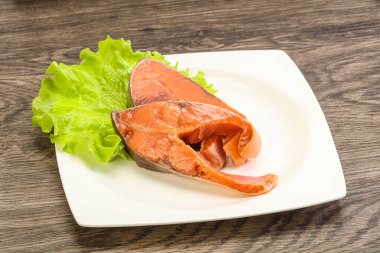 İki pembe somon balığı bifteği. Salata yaprağı.