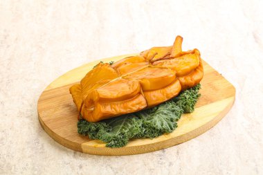 Tütsülenmiş kalamar aperatifi izole edilmiş.