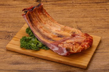 Baharatlı ve otlu domuz pirzolası.