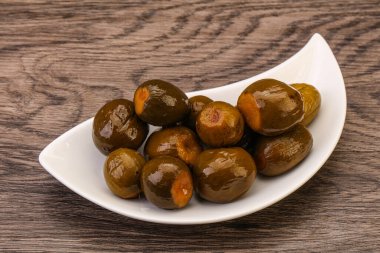 Kasede marine edilmiş feijoa meyvesi.