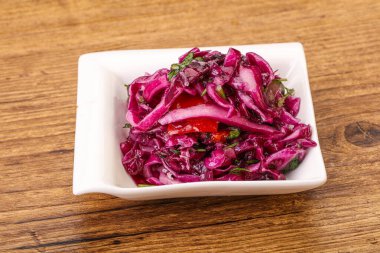 Bitki ve baharatlı kırmızı lahana turşusu