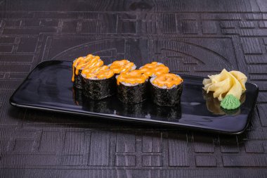 Somon ve soslu Japon makisi.