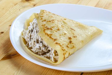 Tavuk ve sosisli leziz krep.