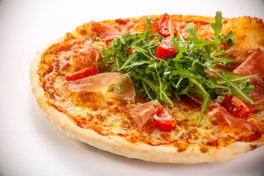 Parmalı pizza, peynir ve roka.