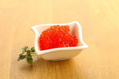 Rus kırmızı havyarı kasede.