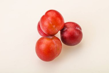 Olgun tatlı kırmızı erik yığını