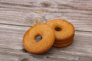 Tatlı ve çıtır çıtır zencefilli kurabiye yığını