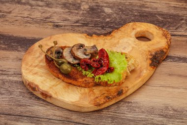 Mantarlı vegan bruschetta ve kuru domates.