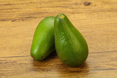 İki olgun egzotik yeşil avokado sebzesi.