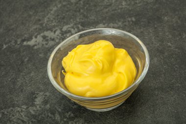 Tabaktaki doğal lezzetli peynir sosu