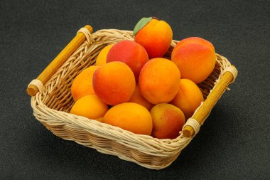 Taze, tatlı, birkaç kayısı meyvesi.