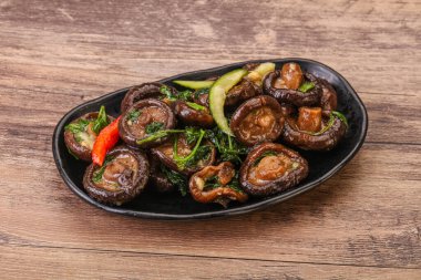 Baharatlı ve otlu terbiye edilmiş Shiitake mantarı.