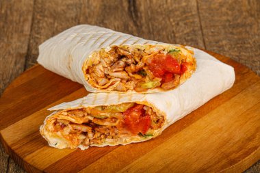 Et, sebze ve soslu ızgara Shawarma.