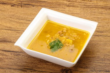 Füme et ve sebzeli bezelye çorbası.