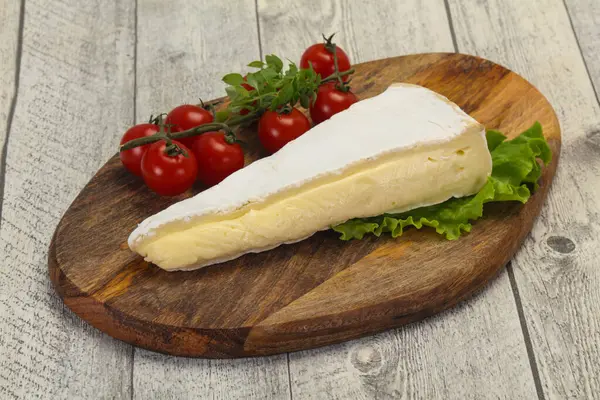 Brie Sajt Háromszög Felszolgált Salátalevél — Stock Fotó