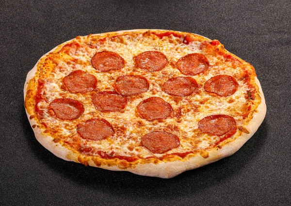 Pizza Tradicional Italiana Con Salchichas Pepperoni —  Fotos de Stock