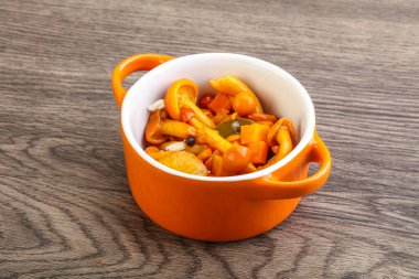 Baharatlı salamura bal mantarı kasede.