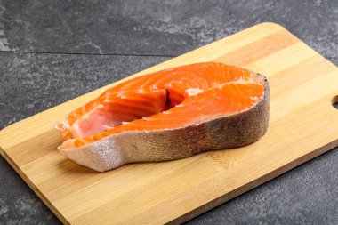 Pişirmek için çiğ somon bifteği.
