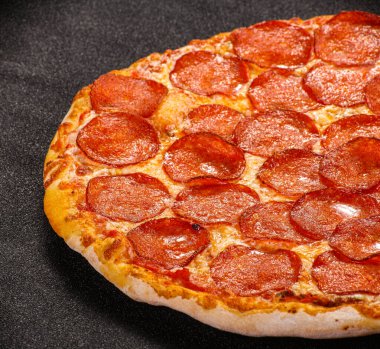 İtalyan geleneksel sosisli pizza.