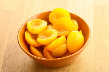 Kayısı konservesi, tatlı tatlı tatlı kasede.