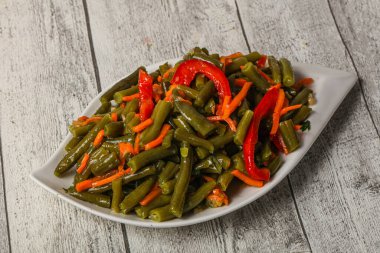 Kore havucu ve baharatlı yeşil fasulye turşusu.