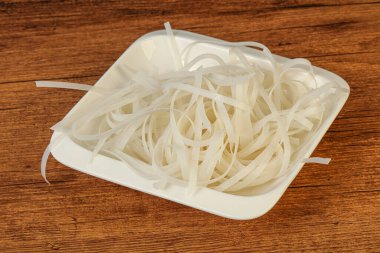 Haşlanmış pirinç eriştesi pişirmeye hazır.