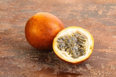 Dilimlenmiş tropik tatlı ve sulu Tutku meyvesi