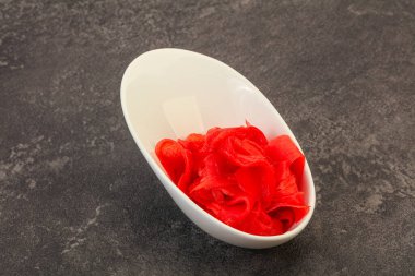 Asya mutfağı terbiye edilmiş zencefil kökü kasede.